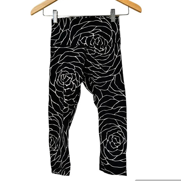 RARE LULULEMON Rose Patterned Crop Tights Leggings - 2 - Picture 1 of 5